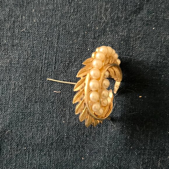 Vintage Gold Tone Laural Leaves/Pearl Pin - Picture 3 of 4